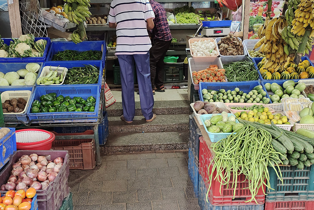 A vegetable vendor's shop in Mangaluru (or Mangalore), southern India. Farmers were protesting new laws that paved the way to give corporations control over the agriculture sector in India. (Thomas Scaria) A vegetable vendor's shop in Mangaluru (or Mangalore), southern India. Farmers were protesting new laws that paved the way to give corporations control over the agriculture sector in India. (Thomas Scaria)