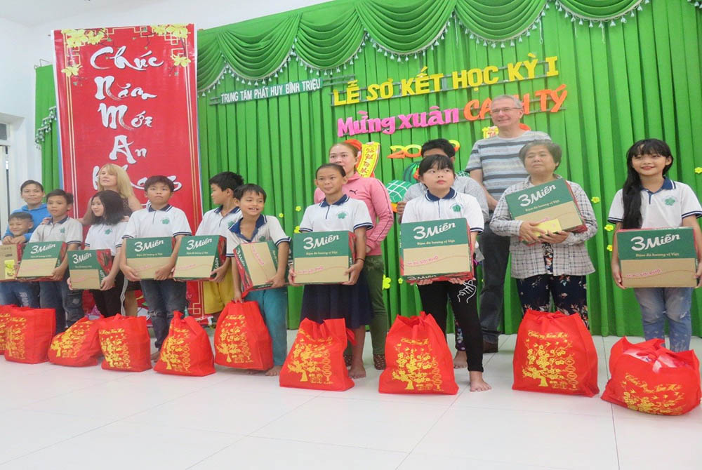 The MacLaurins give Tet gifts to the children from families in need. (Mary Nguyen Thi Phuong Lan) The MacLaurins give Tet gifts to the children from families in need. (Mary Nguyen Thi Phuong Lan)