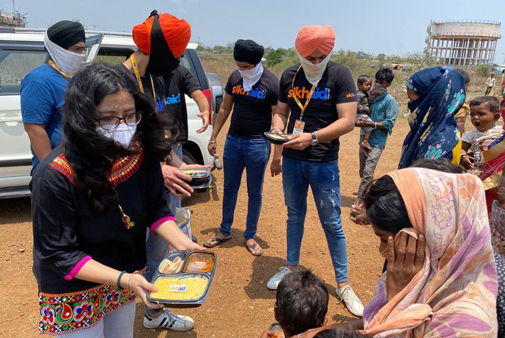 Members of SikhAid distribute cooked meals to those in need in Pune, India. (Courtesy of SikhAid Youth Group)