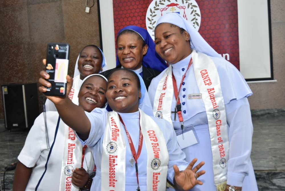 La Hna. Agatha Chikelue, en el centro de la fila superior, posa con los participantes en el Programa de Becas de la Fundación Cardenal Onaiyekan para la Paz en su graduación de junio en Abuja, Nigeria. (Foto: cortesía Stephen Udama)