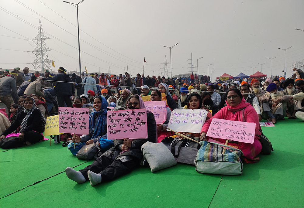 Catholic nuns join women supporting the farmers’ protests on the borders of the Indian capital. (Courtesy of Dorothy Fernandes) Catholic nuns join women supporting the farmers’ protests on the borders of the Indian capital. (Courtesy of Dorothy Fernandes)