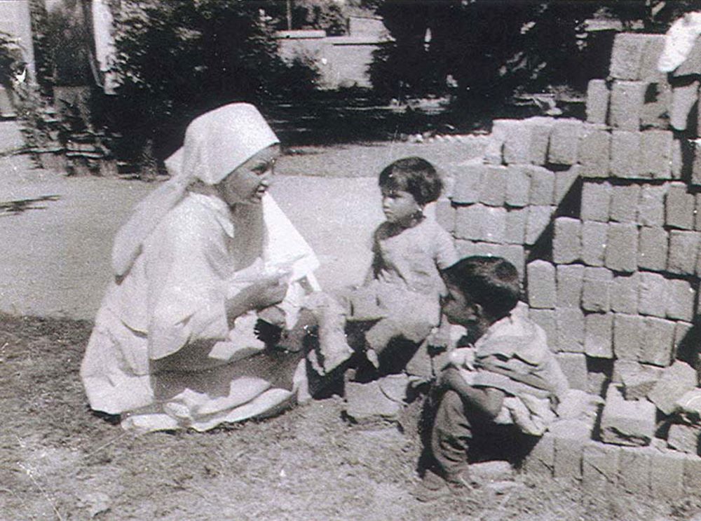 Sister Ann Roberta, the youngest of the six pioneers of the Sisters of Charity of Nazareth, with children in Bihar, India. Her ease with Hindi made her a favorite among the people of Mokama. (Courtesy of Viking Press/Sisters of Charity of Nazareth Archiva