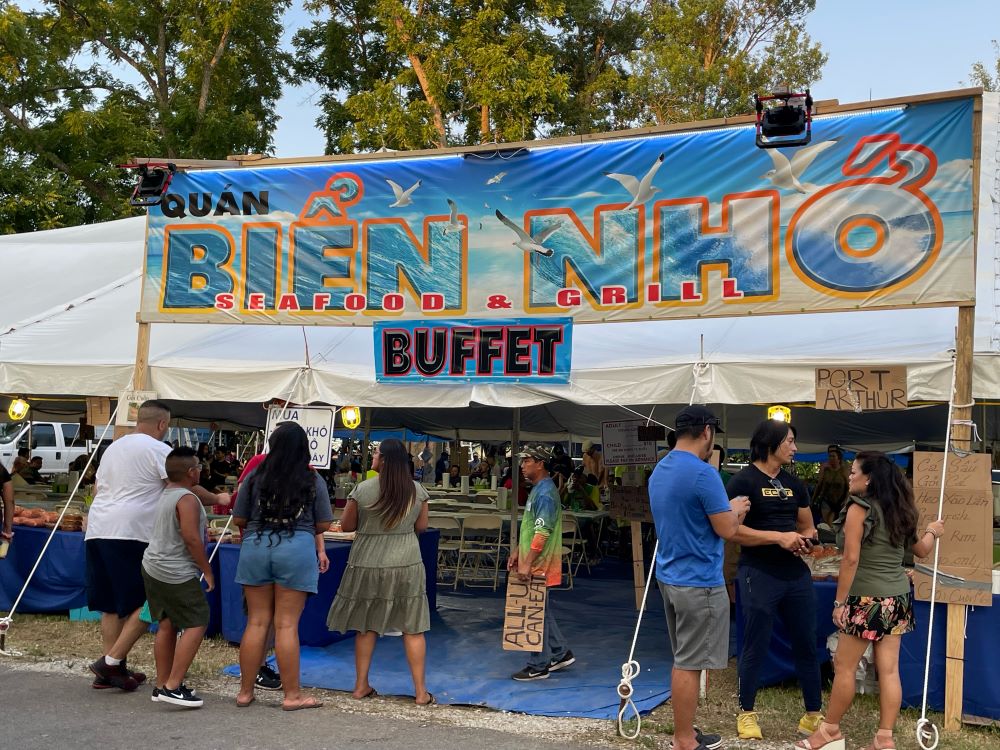 Vietnamese and American food booths catered to the hungry crowds. (Peter Tran)