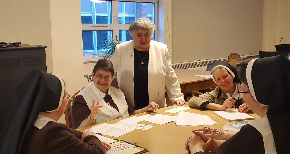 La hermana dominica Patricia Wormann (con chaqueta blanca), delegada de los religiosos de la arquidiócesis de Newark, Nueva Jersey, facilita una sesión de escucha del Sínodo con las Hermanas Felicianas de Lodi, Nueva Jersey. (Foto: cortesía de Donna Ciangio)