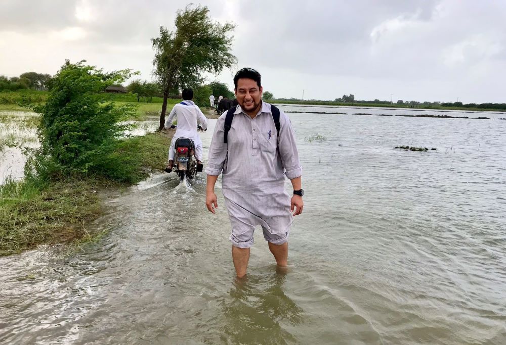 Columban Fr. Pat Visanti visits villages in Badin parish, Sindh province, Aug. 25. (Courtey of Liam O'Callaghan)