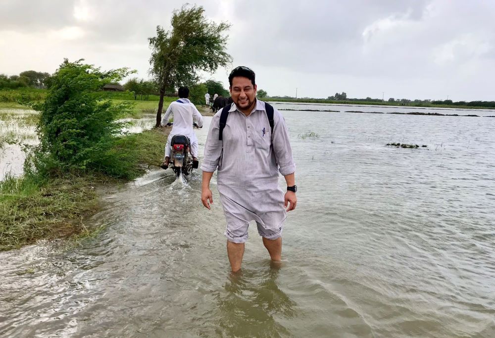 Columban Fr. Pat Visanti visits villages in Badin parish, Sindh province, Aug. 25. (Courtey of  Liam O'Callaghan)