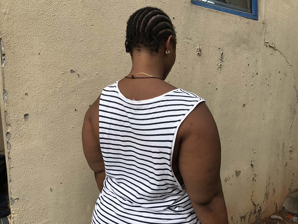 Ada Okafor, de espaldas, se vio atrapada en el negocio de la prostitución por falta de cuidados y asistencia, tras perder a sus padres hace más de 10 años. 