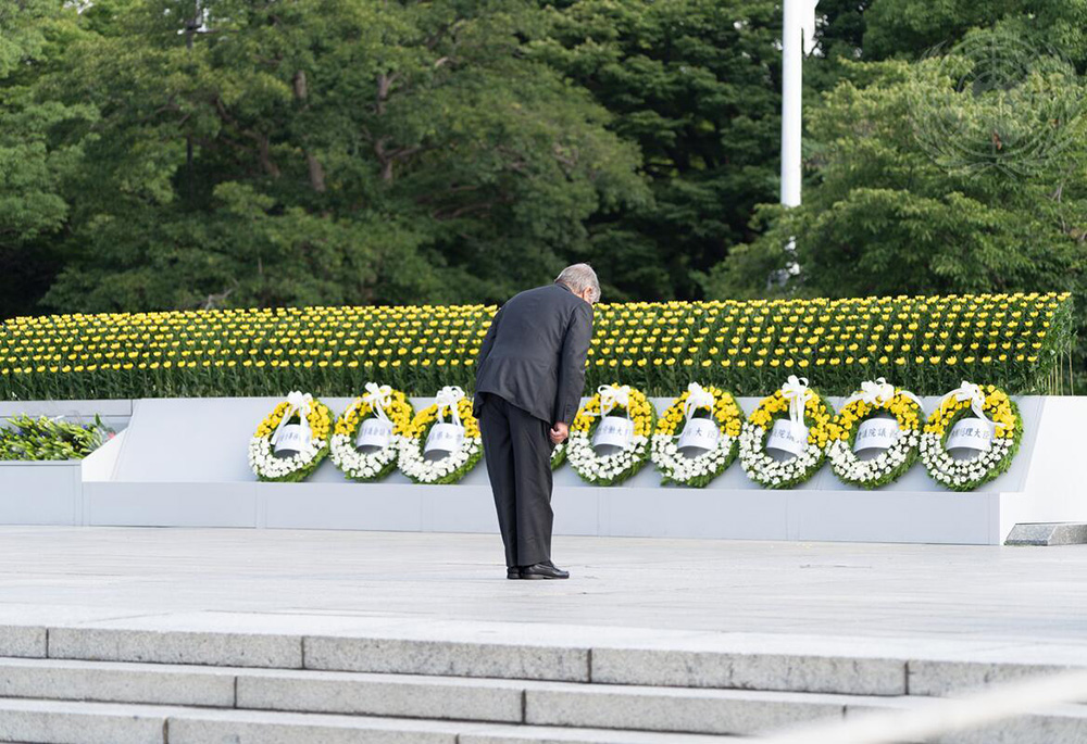 U.N. Secretary-General António Guterres pays homage to victims of the atomic bombs during an Aug. 6 ceremony at the Peace Memorial Museum in Hiroshima during his trip to Japan reiterating his call to urgently eliminate stockpiles of nuclear weapons. (UN)