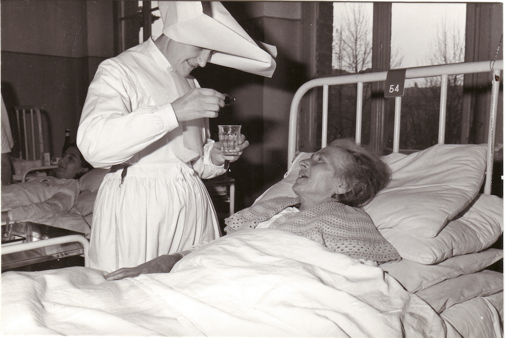 A Daughter of Charity tends to a sick person in Italy in the 1950s. (©Archives of the Daughters of Charity, Paris) A Daughter of Charity tends to a sick person in Italy in the 1950s. (©Archives of the Daughters of Charity, Paris)