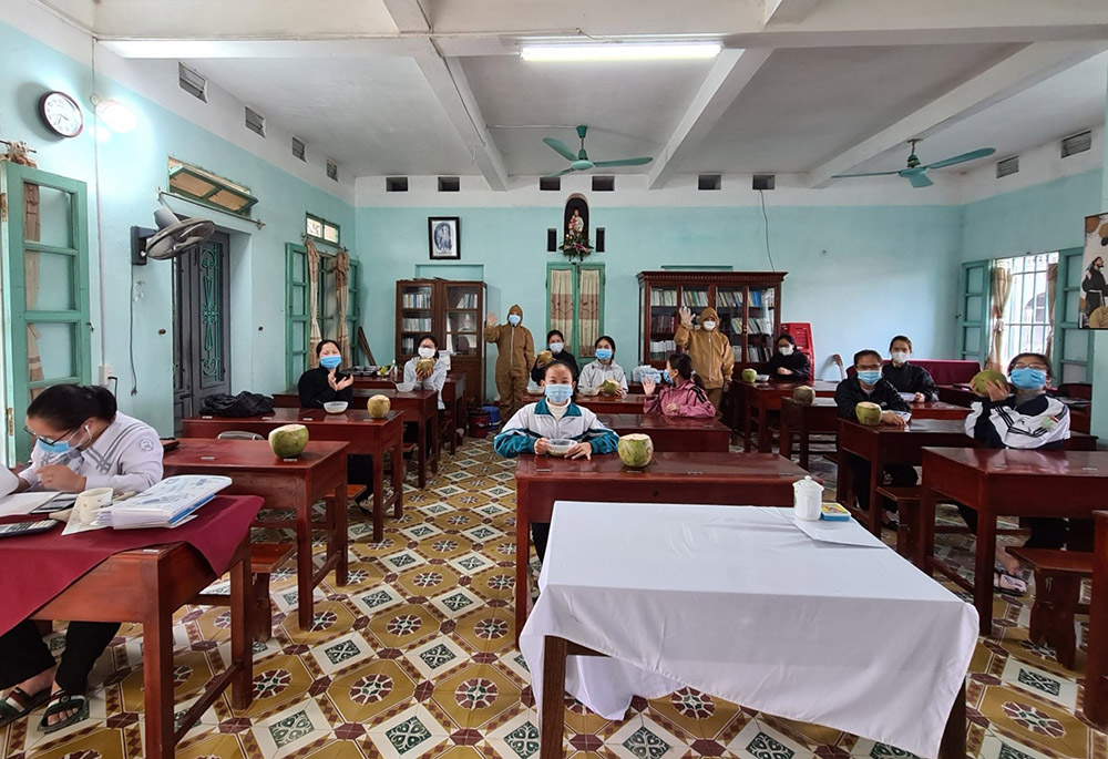 Daughters of Our Lady of the Holy Rosary of Bui Chu who have minor COVID-19 symptoms receive coconut juice in one of the classrooms at the motherhouse in Xuan Truong district, Nam Dinh province. (Daughters of Our Lady of the Holy Rosary of Bui Chu) Daughters of Our Lady of the Holy Rosary of Bui Chu who have minor COVID-19 symptoms receive coconut juice in one of the classrooms at the motherhouse in Xuan Truong district, Nam Dinh province. (Daughters of Our Lady of the Holy Rosary of Bui Chu)