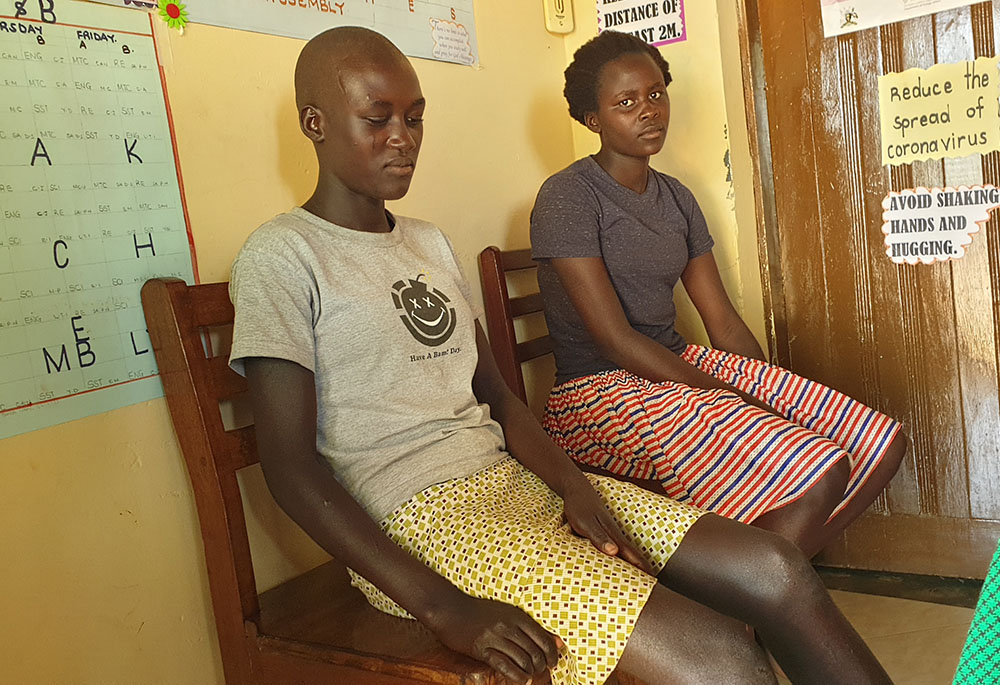 Esther Nangiru (a la izquierda) y Susan Cherotich son víctimas de matrimonios forzados; ellas se refugian en la Escuela Primaria para Niñas de Kalas, en Amudat (norte de Uganda). La escuela, dirigida por las Hermanas del Inmaculado Corazón de María Reparadora-Ggogonya, ofrece asesoramiento y apoyo psicosocial a las niñas que han escapado de la mutilación genital y del matrimonio infantil. (Foto: Gerald Matembu)