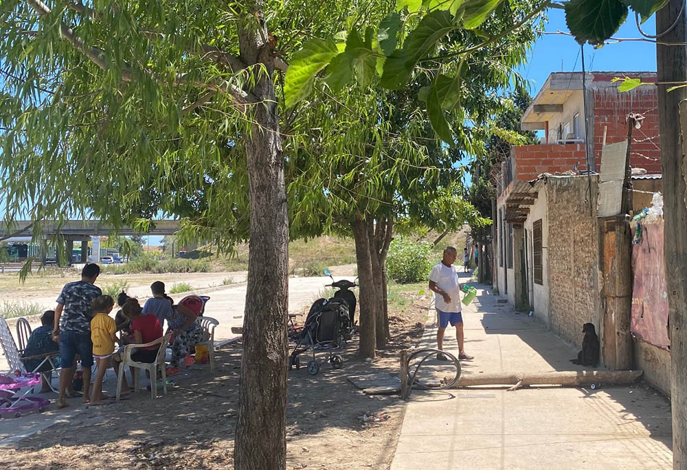 Una familia se reúne frente a su hogar en Villa Hidalgo, Buenos Aires, Argentina, en una mañana de finales de verano en enero.