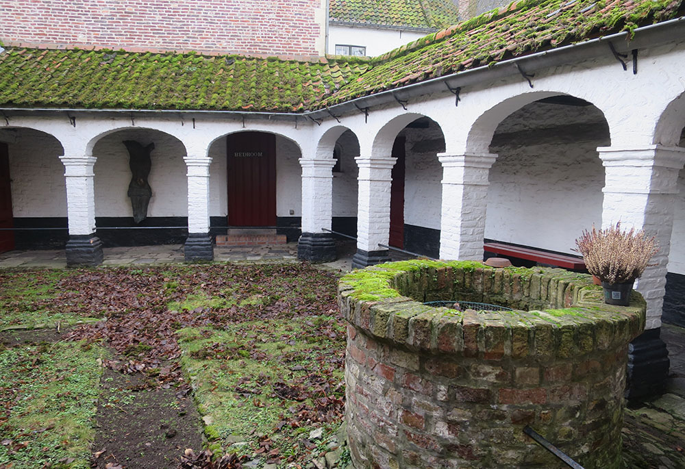 El patio de un antiguo beguinaje en Brujas, Bélgica, por donde se accede a las habitaciones. 