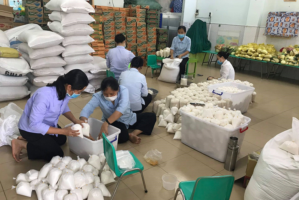 Dominican sisters prepare gifts for the homeless, the unemployed and those in need via a "free market"  during the pandemic, in the Archdiocese of Ho Chi Minh City, in Vietnam. (Courtesy of Mary Nguyen Thi Phuong Lan)