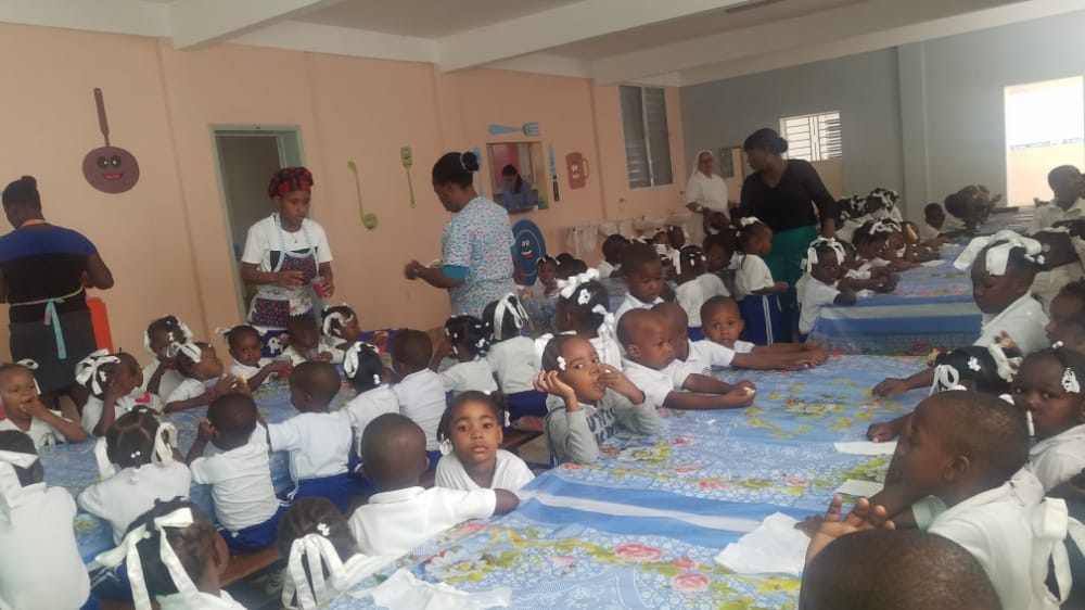 Students dine at the Maripuspal school. Thanks to the food they are given at the school in Corail, Haiti, the students who tend to arrive at the school malnourished become healthy. (Courtesy of Gloria Inés Gonzales Ramírez)
