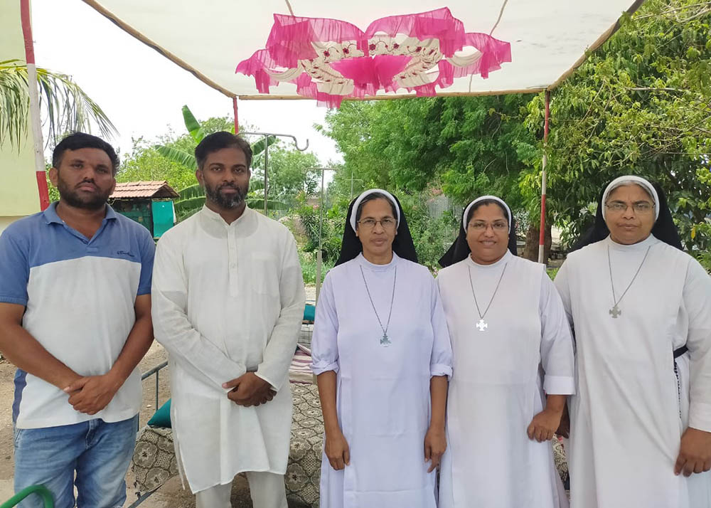 From left: Chachana village council leader Jinesh Bhai, Fr. Ajeesh Chirayarikil, and Carmelite Srs. Lisset Vadakkekara, Tresa Kochumuttom and Joe Mary (Courtesy of Chetan Parmar)