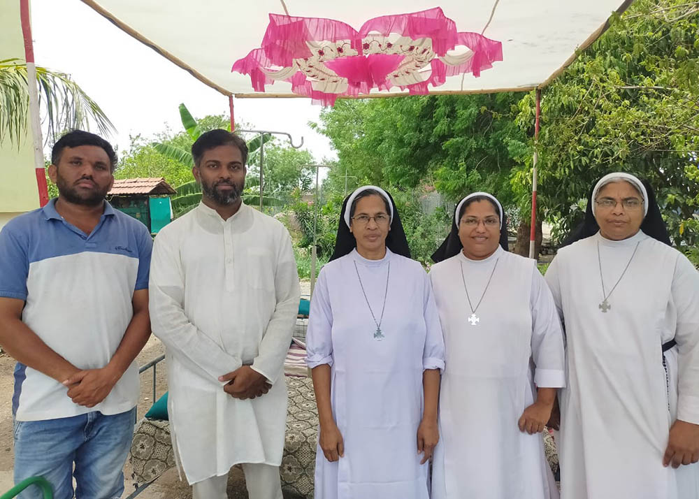 From left: Chachana village council leader Jinesh Bhai, Fr. Ajeesh Chirayarikil, and Carmelite Srs. Lisset Vadakkekara, Tresa Kochumuttom and Joe Mary (Courtesy of Chetan Parmar) From left: Chachana village council leader Jinesh Bhai, Fr. Ajeesh Chirayarikil, and Carmelite Srs. Lisset Vadakkekara, Tresa Kochumuttom and Joe Mary (Courtesy of Chetan Parmar)