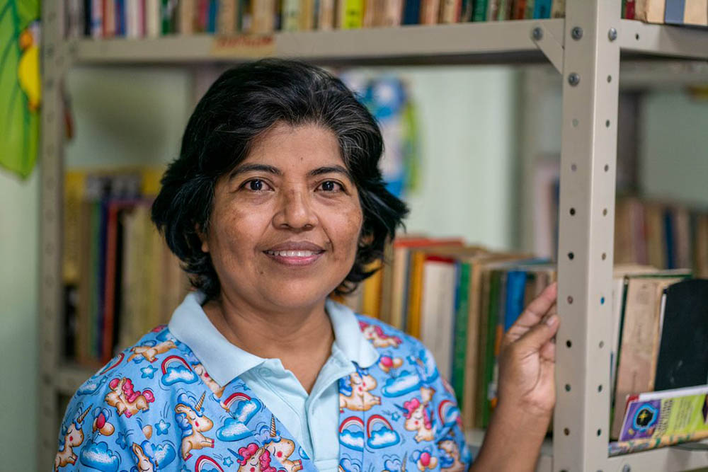 Mercy Sr. Sandra Hernández in the library of Casa Corazón de la Misericordia in San Pedro Sula, Honduras (Gregg Brekke)