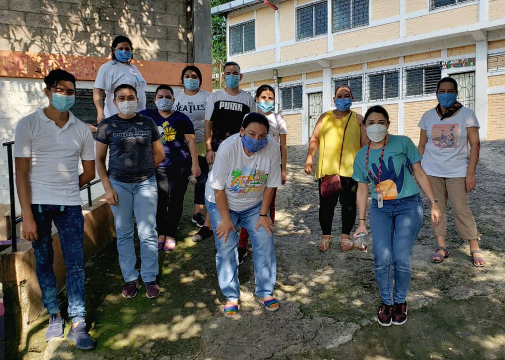 In El Salvador, sisters and volunteers work together to distribute assistance in the face of the COVID-19 pandemic. (Provided photo)