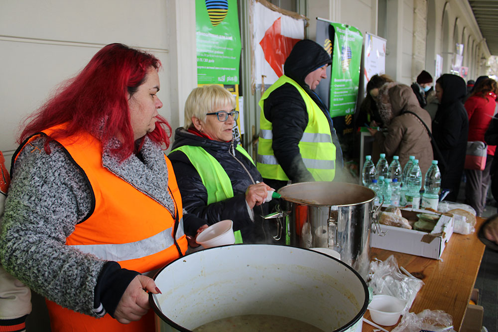 Volunteers at a feeding center at the train station in Przemyśl, Poland, welcome arrivals from Ukraine. (NCR photo/Chris Herlinger)