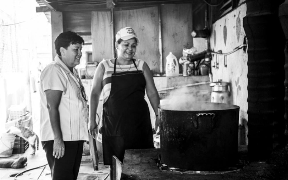 La hermana del Ángel de la Guarda Lorena Hernández Jiménez visita a una voluntaria en la cocina del Albergue Hermanos en el Camino en Ixtepec, México. Poner al día la cocina es una prioridad para el albergue, dijo, ya que a menudo se calienta demasiado para los que tienen que trabajar cerca de las ollas