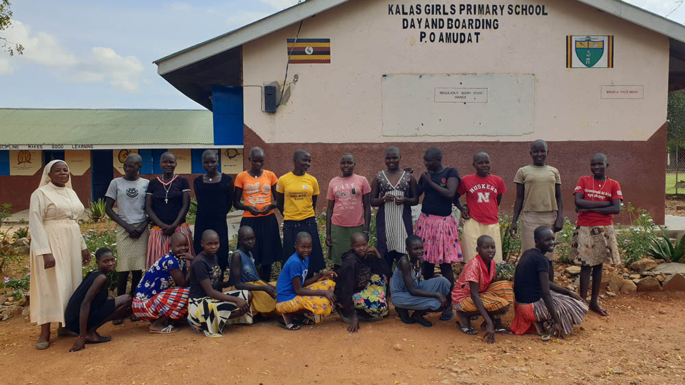 La Hna. María Proscovia Nantege, de las Hermanas del Inmaculado Corazón de María Reparadora-Ggogonya, posa con alumnas de la Escuela Primaria de Niñas de Kalas, en Amudat, al norte de Uganda. (Foto: Gerald Matembu)