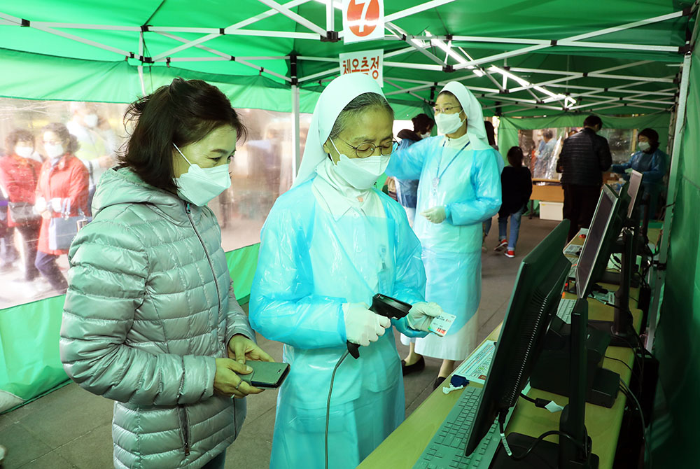 Almost one-fourth of the 230 members of the Sisters of Charity of St. Vincent de Paul of Suwon serve in St. Vincent’s Hospital near the Mother House. Managing the 1,000-employee hospital is the largest ministry of the congregation, but has become increasi