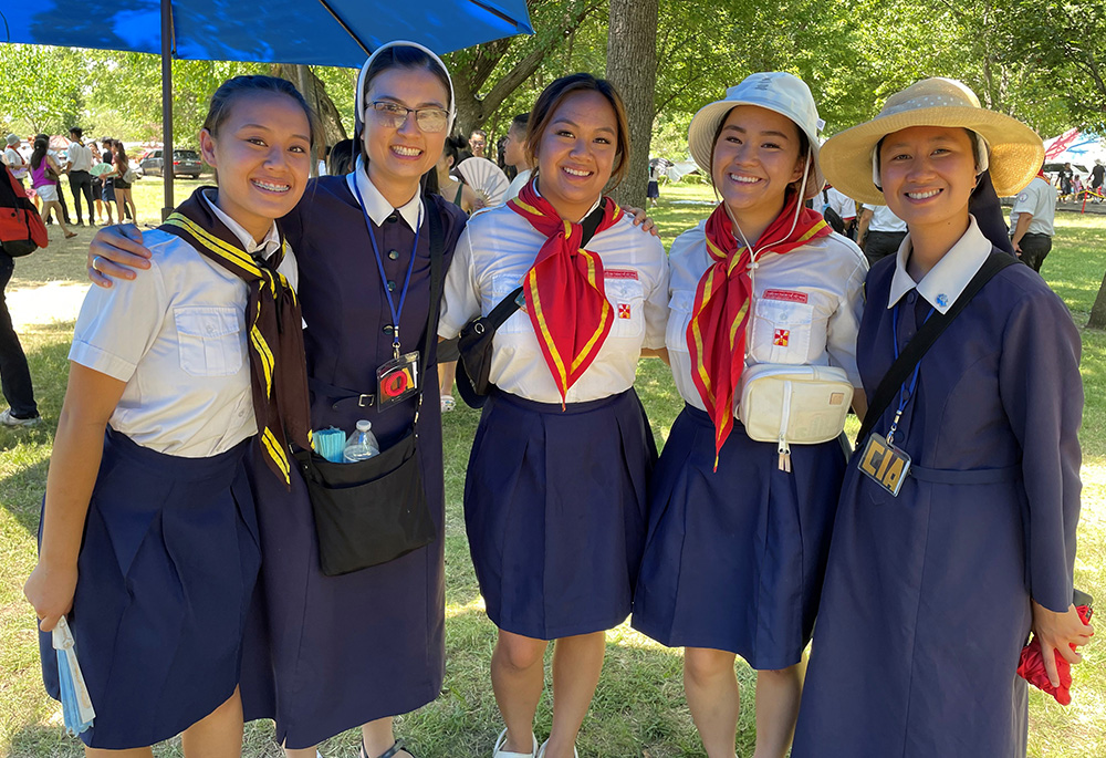 Sr. Kimberly Nguyen, second from left, poses with Sr. Oanh Nguyen, far right, and three biological sisters — Monica Do, Lorraine Do, and Catherine Do — at the Aug. 4-7 Marian Days celebration in Carthage, Missouri. (Peter Tran)