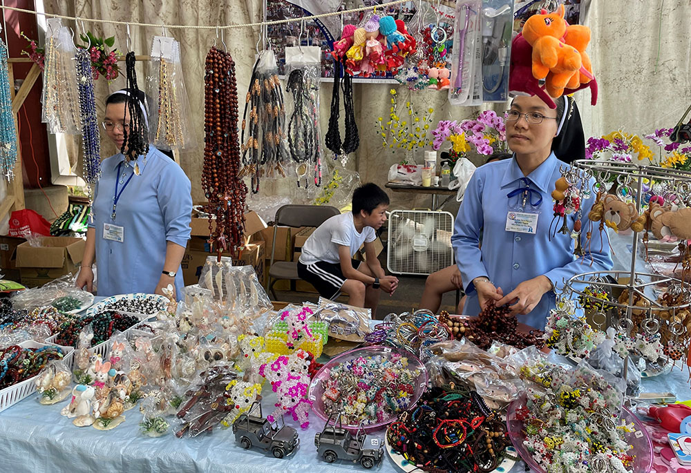 A booth run by Lovers of the Holy Cross of Thu Duc sells religious gifts and toys at the Aug. 4-7 Marian Days celebration in Carthage, Missouri. (Peter Tran) A booth run by Lovers of the Holy Cross of Thu Duc sells religious gifts and toys at the Aug. 4-7 Marian Days celebration in Carthage, Missouri. (Peter Tran)