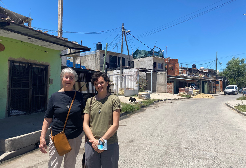 Las hermanas pasionistas María Angélica Algorta, a la izquierda, y Florencia Buruchaga han pasado toda su vida religiosa viviendo con personas marginadas, y empezaron a atender a los residentes de Villa Hidalgo, en las afueras de Buenos Aires, Argentina, en febrero de 2021.