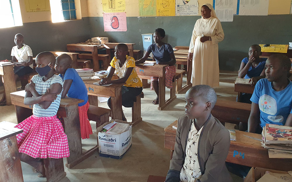 La Hna. María Proscovia Nantege, de las Hermanas del Inmaculado Corazón de María Reparadora-Ggogonya, supervisa una clase en la escuela primaria de niñas de Kalas, en Amudat, al norte de Uganda. (Foto: Gerald Matembu)