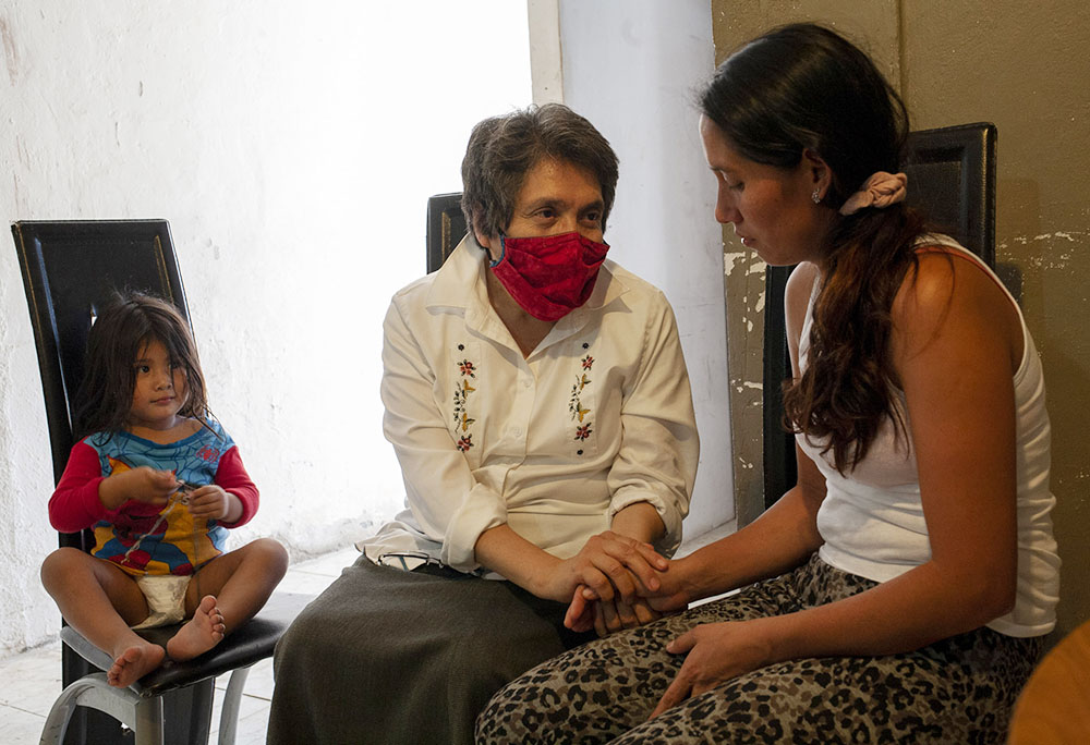 Sr. Mercedes Castillo, second from left, comforts Noelia Marlene Vásquez of Honduras while her daughter, Lindsey Gimena Rodas, 2, sits nearby at the El Buen Samaritano shelter in Nuevo Laredo, Mexico, on March 27. (Nuri Vallbona) Sr. Mercedes Castillo, second from left, comforts Noelia Marlene Vásquez of Honduras while her daughter, Lindsey Gimena Rodas, 2, sits nearby at the El Buen Samaritano shelter in Nuevo Laredo, Mexico, on March 27. (Nuri Vallbona)
