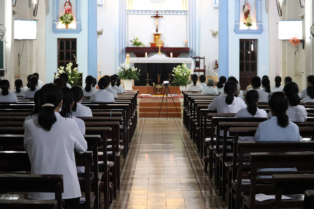 Vietnamese nuns pray for Ukraine in their chapel. (Nguyen)