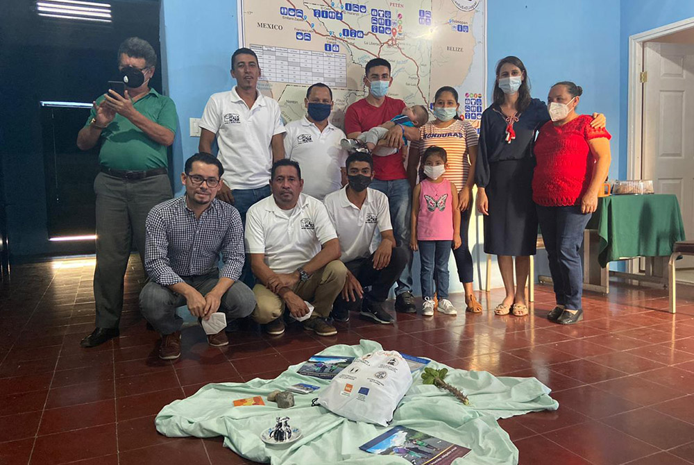 En un salón cerrado de piso rojo y paredes azules, y junto a los alimentos acopiados, aguardan la hermana scalabriniana Dondé y laicos scalabrinianos.