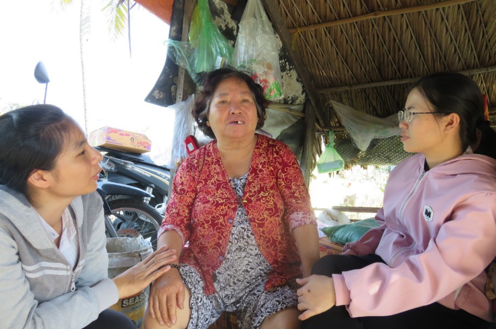 Temporary professed sisters visit the sick and the poor on weekends. (Nguyen)