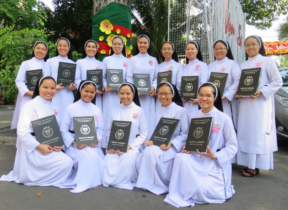 Sisters receive their theological certification. (Nguyen)