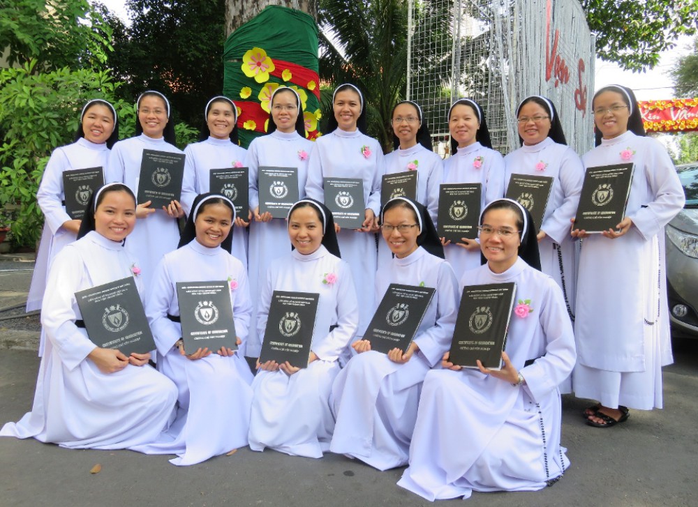 Sisters receive their theological certification. (Nguyen) Sisters receive their theological certification. (Nguyen)