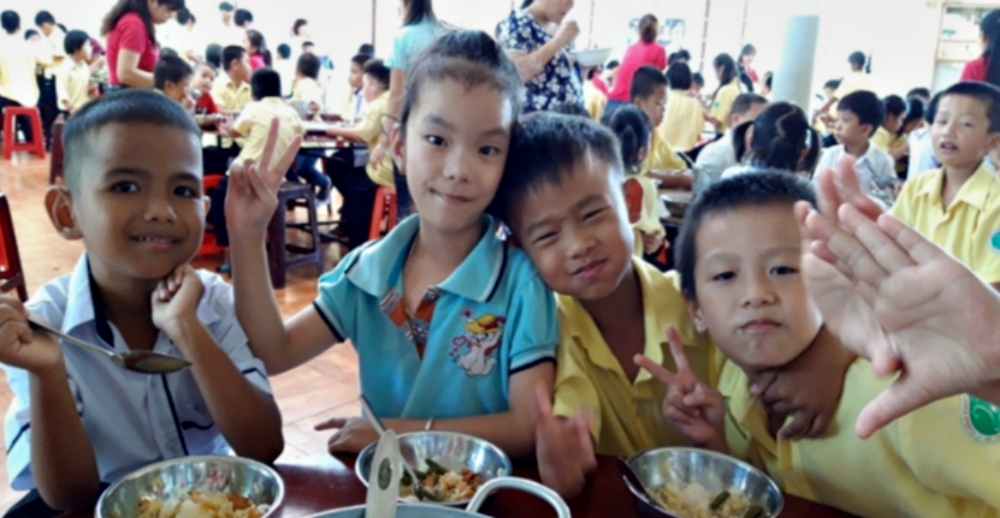 Students have fun during lunch at Vi Nhan School in Buon Ma Thuot City of Daklak Province, Vietnam. (Leanne Hoang)