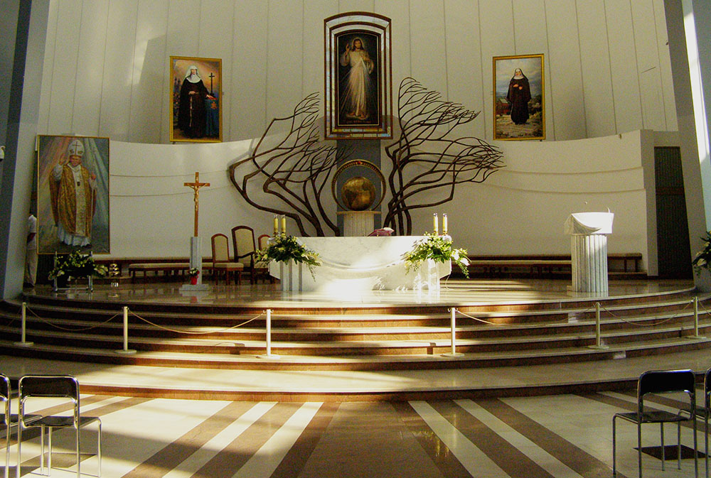 The altar in the Sanctuary of the Divine Mercy basilica in Lagiewniki, a suburb of Krakow, Poland (Wikimedia Commons/Albertus Teolog)