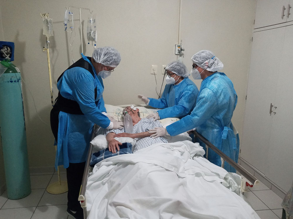 Members of the Daughters of Mary Immaculate of Guadalupe tend to a COVID-19 patient in the sisters' health service. (Courtesy of the International Union of Superiors General) Members of the Daughters of Mary Immaculate of Guadalupe tend to a COVID-19 patient in the sisters' health service. (Courtesy of the International Union of Superiors General)