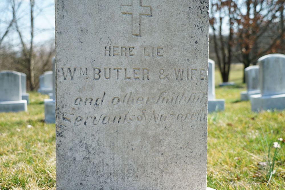 Una de las pocas lápidas que nombran a las personas esclavizadas que fueron luego enterradas en el cementerio de las Hermanas de la Caridad de Nazaret, Kentucky. Aunque las personas que eran propiedad de la congregación fueron trasladadas de un cementerio apartado al cementerio de las hermanas alrededor de 1912, la mayoría fueron colocadas en una tumba común.