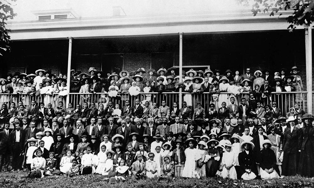 Las personas que fueron esclavizadas por las Hermanas de la Caridad de Nazaret, en Kentucky, regresaron con sus familias para celebrar el centenario de la orden religiosa en 1912. Las hermanas dicen que las personas que la congregación tenía en propiedad eran consideradas familia, pero reconocen que eso no borra en absoluto el pecado de la esclavitud. 