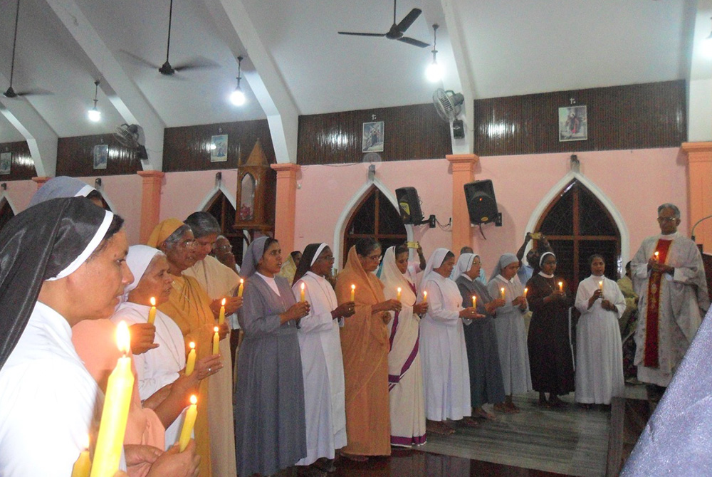 Sisters stand in line, ready for the Home Mission, an intercongregational project in the Latin Archdiocese of Trivandrum. (Courtesy of Balini Chittattukara) Sisters stand in line, ready for the Home Mission, an intercongregational project in the Latin Archdiocese of Trivandrum. (Courtesy of Balini Chittattukara)