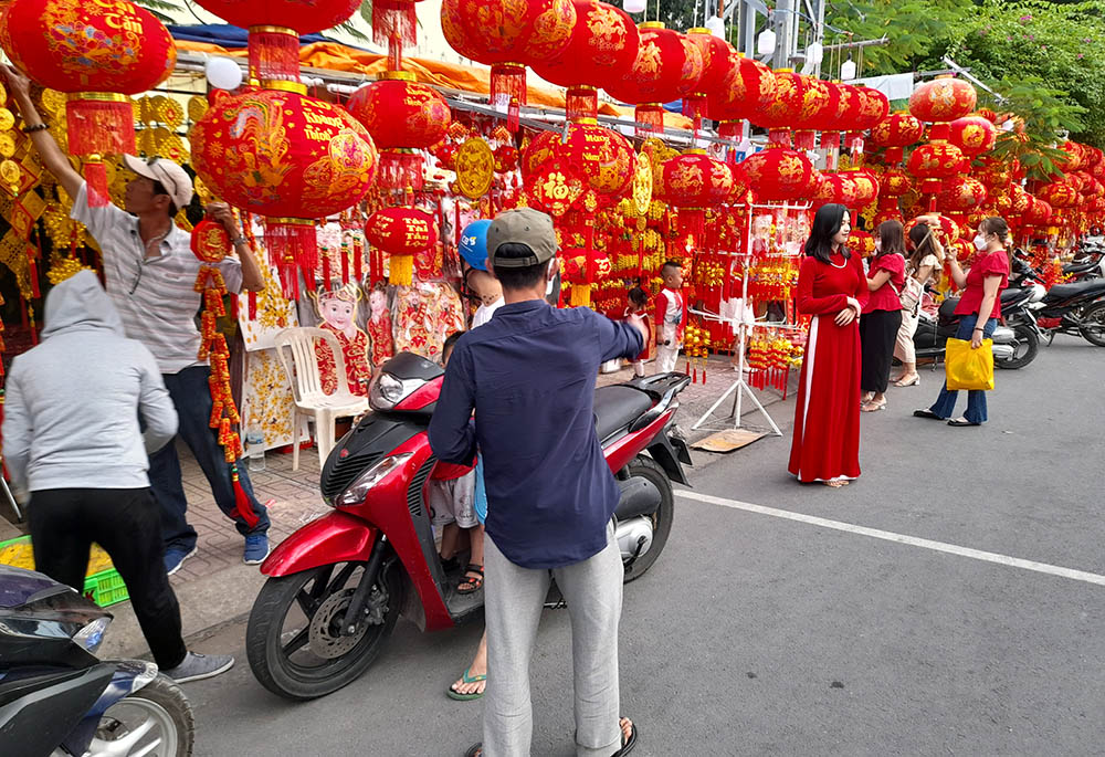 Un grupo de personas compra artículos de decoración para el Tet en una calle de Nha Trang, provincia de Khanh Hoa, el 29 de enero. (Foto: Joachim Pham)