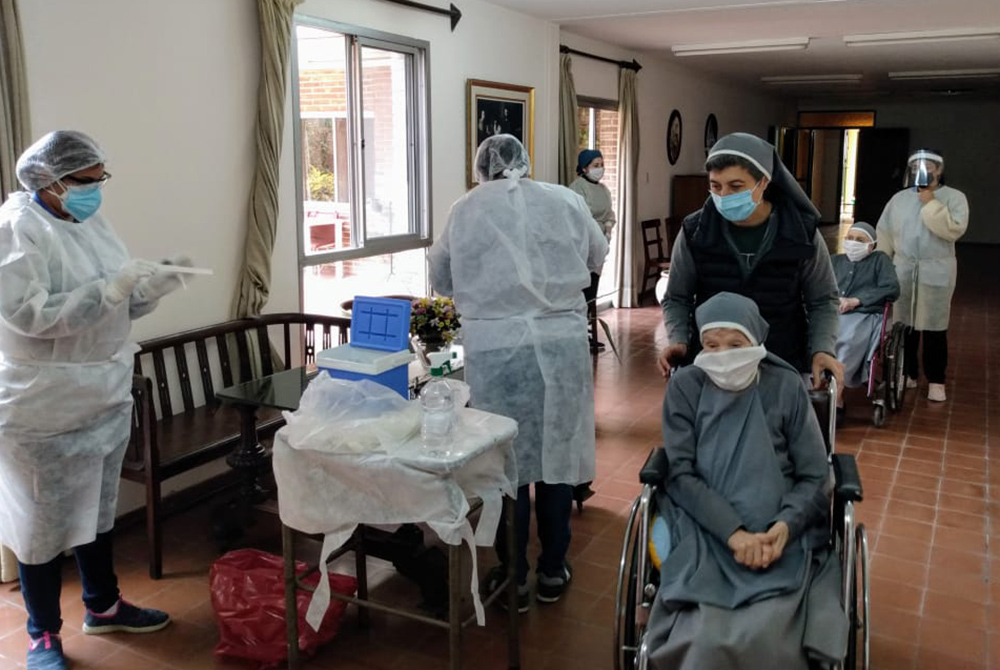 Sisters and staff of the Institute of the Sister Servants of the Heart of Jesus in Córdoba, Argentina, care for elderly sisters. Congregations around the world tried to protect their elderly and vulnerable members from the COVID-19 virus. (Courtesy of the Sisters and staff of the Institute of the Sister Servants of the Heart of Jesus in Córdoba, Argentina, care for elderly sisters. Congregations around the world tried to protect their elderly and vulnerable members from the COVID-19 virus. (Courtesy of the