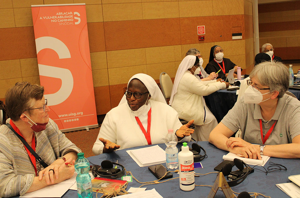 Sisters discuss the theme "embracing vulnerability on the synodal journey" with their tables May 4, the third day of the triennial plenary of the International Union of Superiors General in Rome. (GSR photo/Chris Herlinger)