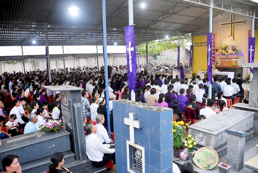 Parishioners attend Mass at the cemetery to pray for the departed. (Nguyen) Parishioners attend Mass at the cemetery to pray for the departed. (Nguyen)