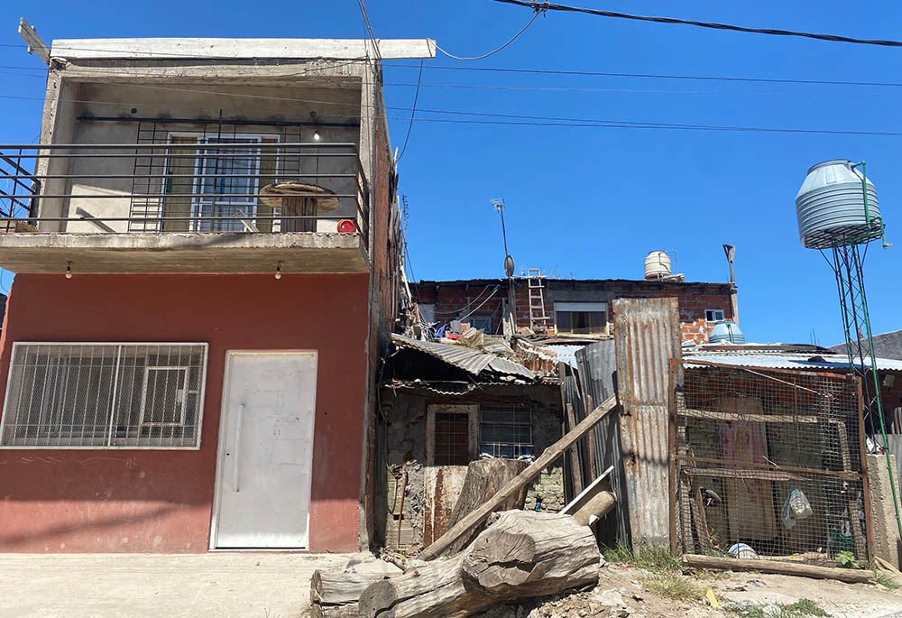 La calidad de las viviendas en las villas de los alrededores de Buenos Aires, Argentina, es muy variada, desde el cemento y el ladrillo hasta los escombros. 