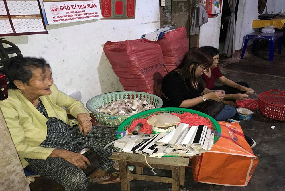 Mary Thao, center, visits a woman, left. (Provided photo)