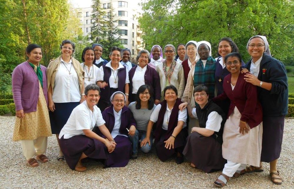 Members of several provinces of the Religious of the Assumption at their Motherhouse in Paris, collaborating in a preparation program for their final vows (Courtesy of Vicenta Javier)